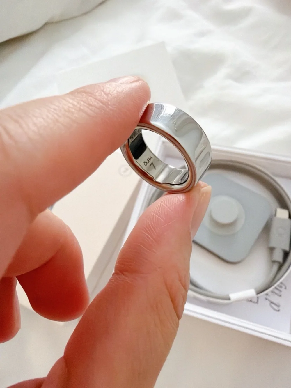 Oura Ring 4 Silver Box with Charging Dock-Size 7 - Picture 4 of 6